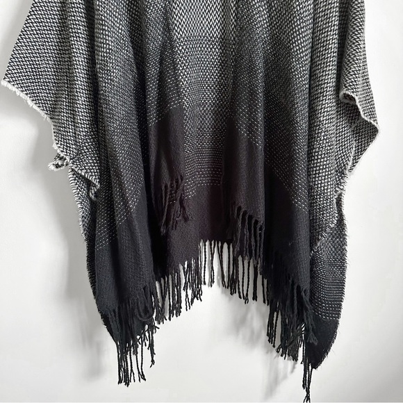 LOFT Gray & Black Ombré Sweater Fringe Shawl Poncho Wrap one size - Picture 2 of 6